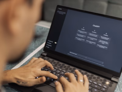 Mensch verwendet Laptop mit ChatGPT-Software