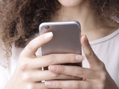 Person tippt auf Smartphone-Bildschirm, Nahaufnahme