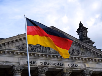 Deutsche Flagge weht vor historischem Gebäude