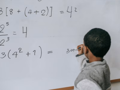 Mathematikaufgabe gelöst durch Schüler.