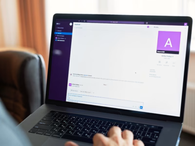Person verwendet Slack auf einem Laptop