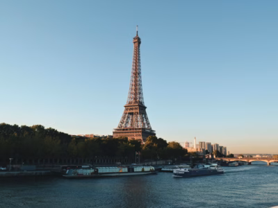 Eiffelturm bei Sonnenuntergang über der Seine in Paris.